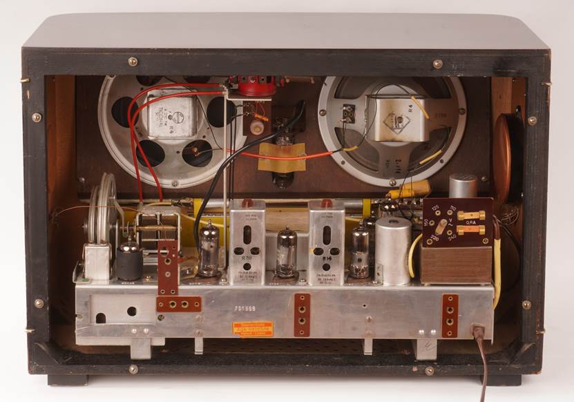 Ein Bild, das Elektronik, Maschine, Elektrische Leitungen, Im Haus enthlt.

Automatisch generierte Beschreibung