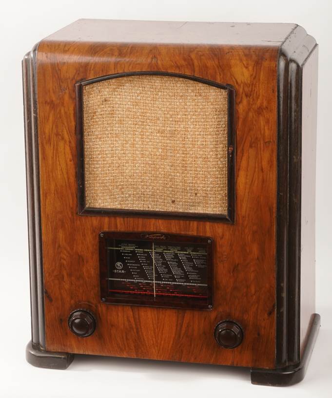 Ein Bild, das Radio, hlzern, Im Haus, Holz enthlt.

Automatisch generierte Beschreibung
