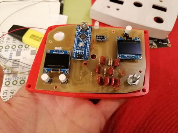 Ein Bild, das Elektronik, Elektronisches Bauteil, Elektrisches Bauelement, passives Bauelement enthlt.

Automatisch generierte Beschreibung