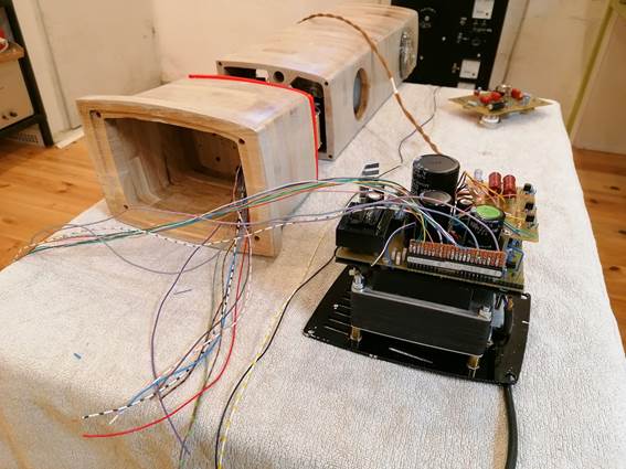 Ein Bild, das Im Haus, Elektronik, Haushaltsgert, Kabel enthlt.

Automatisch generierte Beschreibung